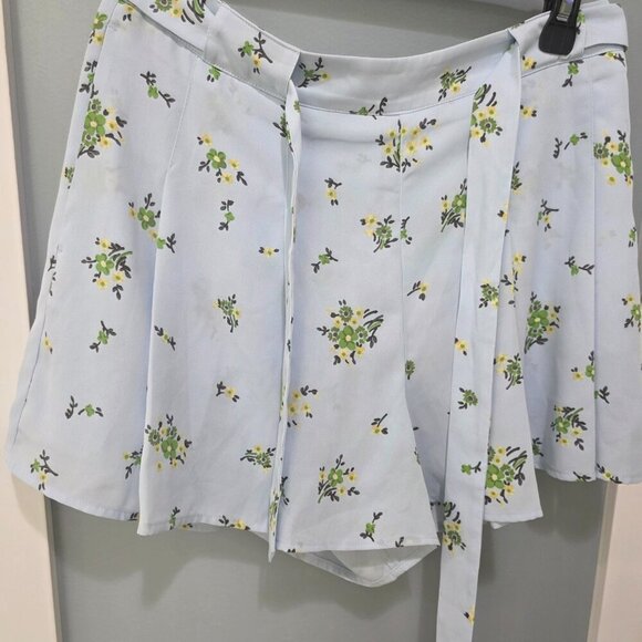 Sunday Best Women’s Blue Floral Pleated Tie Waist Shorts – Size 8 – Lightweight - Picture 3 of 8